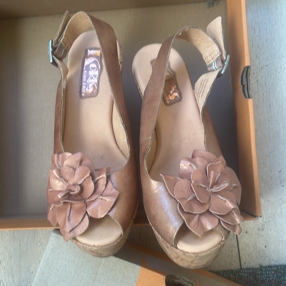 Korks gold wedge peep toe w flower detail sz 7 worn once! Like new w the box